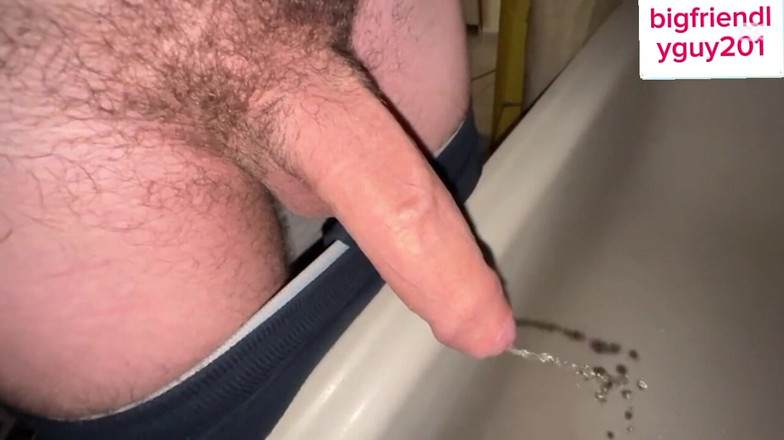 Bigbadfriendlyguy: Mann mit großem haarigem schwanz uriniert und stöhnt