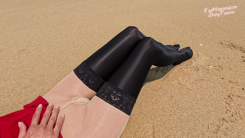 Shiny teens: 863 glanzende zwarte netkousen op het strand