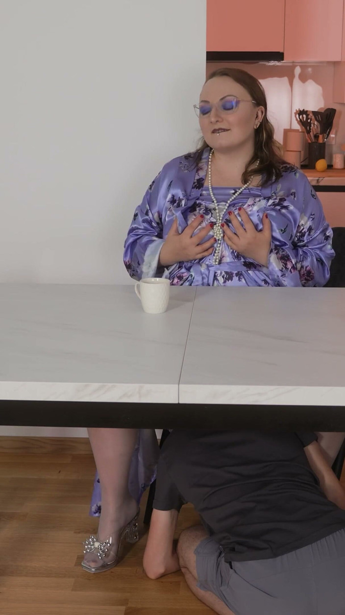 Ronan Rise: Une belle-mère se fait surprendre sans culotte - une MILF BBW...