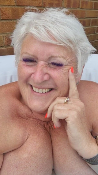 Uk Joolz: Farting in the hot tub!
