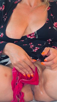 Eu Esvazio a Camisinha De Um Plano Sexual Na Buceta Da Minha Puta No Meu Carro