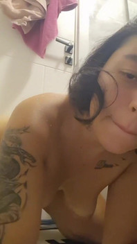 Ahageo se masturbe dans la salle de bain