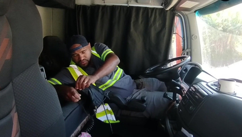 TheBlacKHunterr: Vid lunchtid runkade jag av mig inne i lastbilen