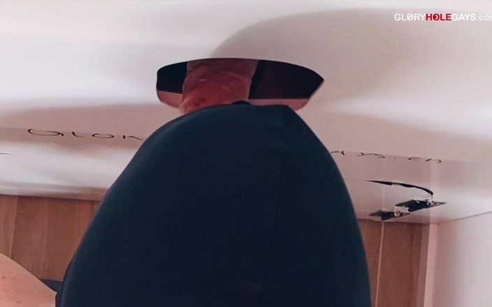 GLORYHOLEGAYS: Gloryhole papai atira em sua mão - o lambe tudo limpo