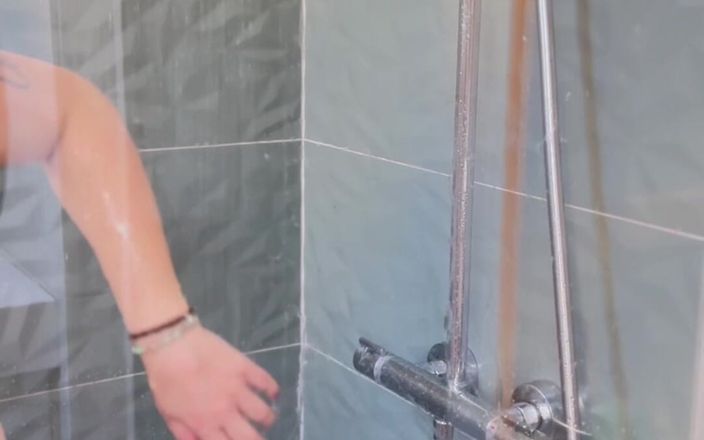 DouceLuxure: Pohladil jsem si chlupatou kundičku ve sprše