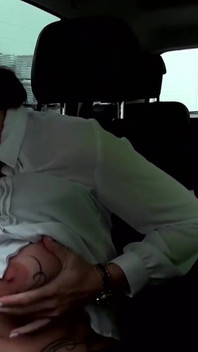 Seksowne ruchanie z seksownymi mamuśkami w samochodzie z ogromnym kutasem