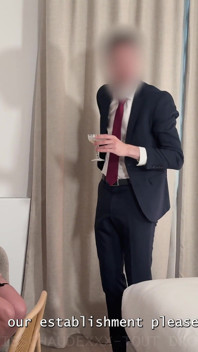 Sunt Futută De Recepționera Hotelului Și De Vecina Din Camera Alăturată.
