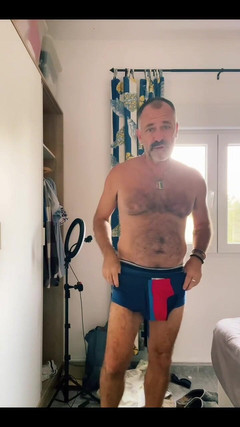 Daddybearvlc: Essayez les Speedos que vous avez envoyés ! Tu voulais rester...