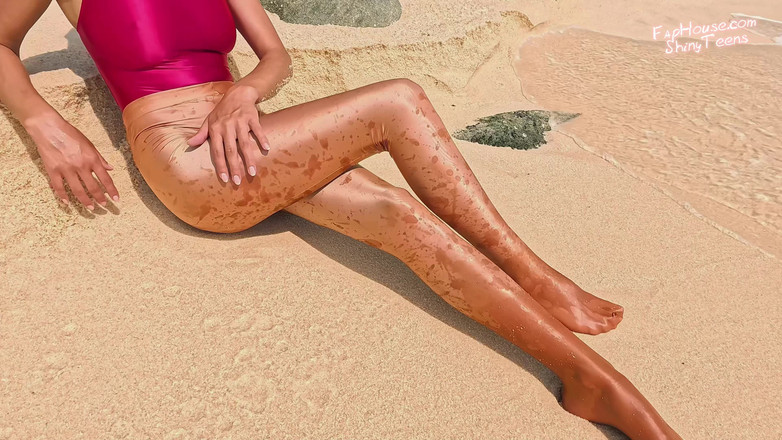 Shiny teens: 918 Gold spandex strumpfhosen und Link Badeanzug am strand