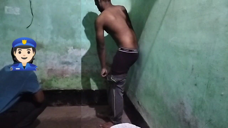 Desi Tits: ゲイ警察