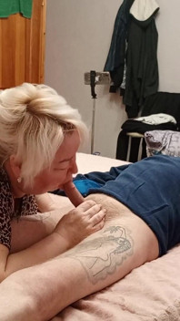 Moja teściowa przerwała pracę mojej ręki, dała mi głębokie loda i połknęła moją spermę