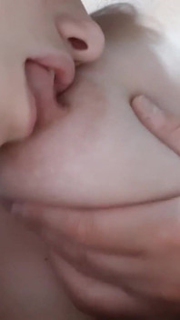 Cô ấy liếm, bú, hôn, cắn núm vú của tôi cho đến khi đạt cực khoái - lesbian-ảo tưởng