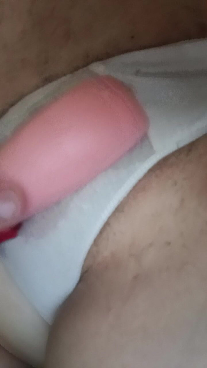 Dirty Milf: 抚摸我的阴户直到高潮