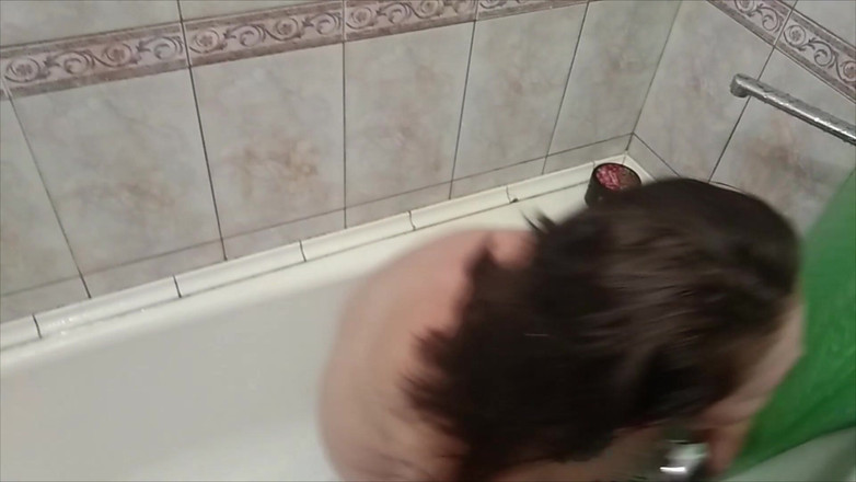 Horny Fuck Bitches: 샤워 중인 통통한 학생