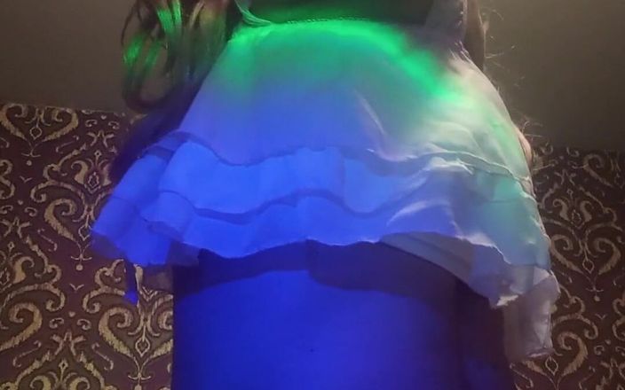violet_bisex: Fialové crossdresser tance.
