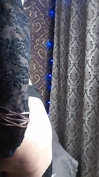 Fahişe travesti anüsünü herkesin içinde web kamerası gösterisini gösteriyor