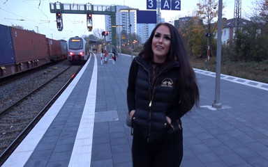 Andy Star: 在火车站厕所怀孕