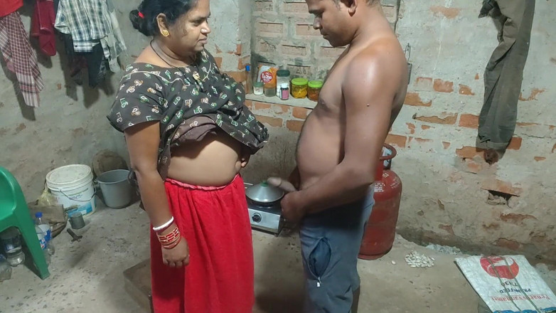 Raju Raju: Kiri berbogel di bilik dapur