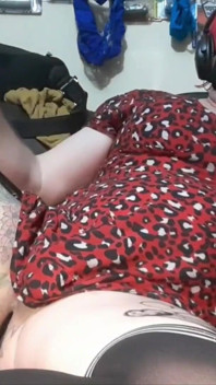 Si jalang dalam skirt merah dan palam punggung