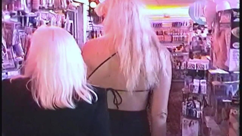 RETROXXX: Blond milf suger glory hole kuk och visar droppande sperma...
