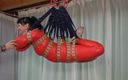 Yvette xtreme: Suspension de ceinture et combinaison rouge - Yvette Costeau en action