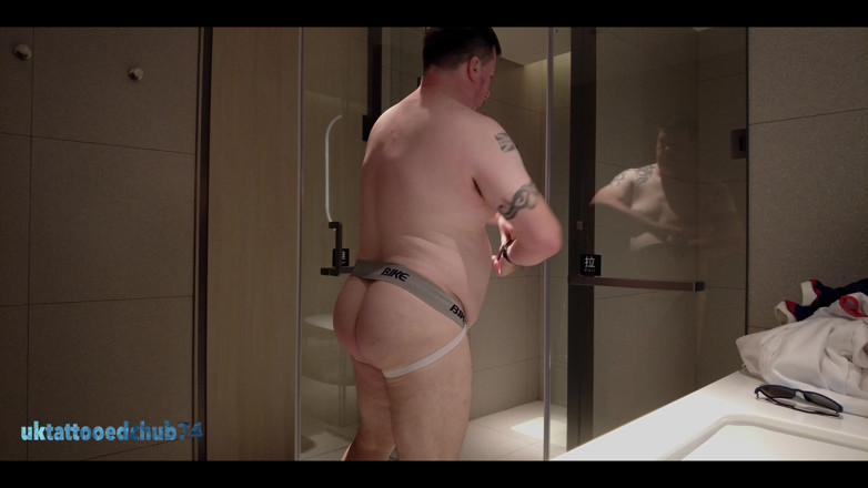 uktattooedchub74: Cara de rúgbi tira roupa e toma banho