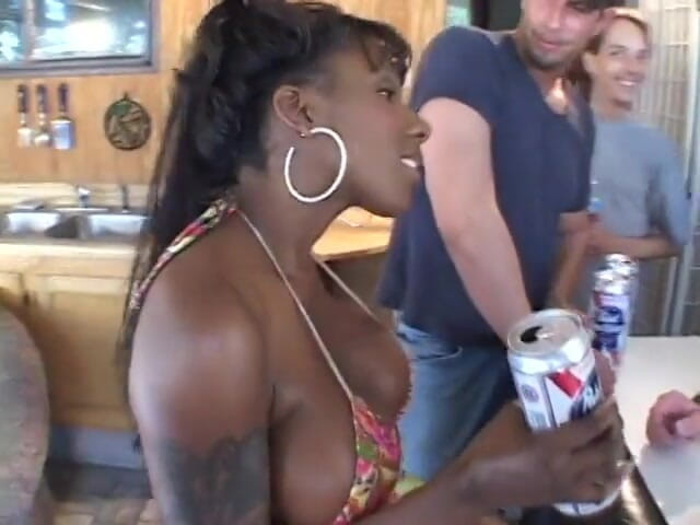 Hot and Wet: Milf negra con enormes tetas se encuentra con un grupo...