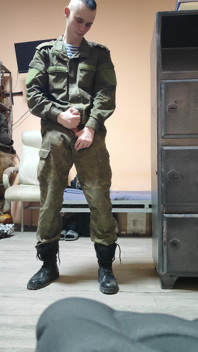 Il ragazzo dell'esercito sborra