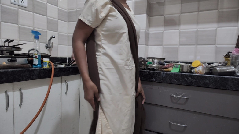 Mumbai Ashu: 德西女孩在上大学前被她的继兄弟性交