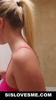 Hete blonde tiener Bailey Brooke geeft stiefbroer een pijpbeurt om nooit te vergeten
