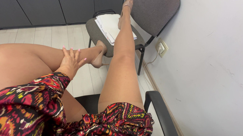 Step Mommy: Hot Elegant Stepmom Shows off Her Sexy Legs in High...