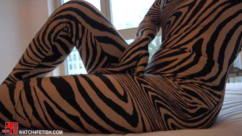 ZentaiDolls: Transforming into a zentai doll