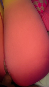 Sie wusste nicht, dass er leggings-süchtig war, also zerriß er sie und fickte sie sofort! Lilykoti