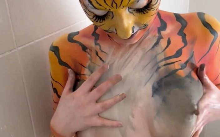Em Yang: Соло-игра в душе с разворотом для тела Tiger