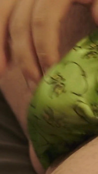 Zelená saténová grinch tanga hra