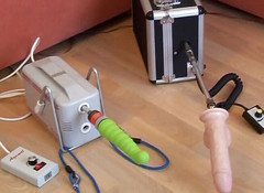 Sex Toy Entertainment: Si rambut coklat solo memakai pakaian dalam menggoda pepeknya dengan...