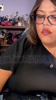 Zeiță braziliană matură sexy mare și frumoasă cu ochi verzi buze roșii unghii roșii, fumând ignorându-te