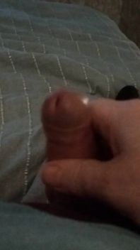 Berbaring di tempat tidurku dan bermain dengan kontol