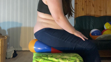 BeachBallsDuo: 12 25 cm çok yumuşak plaj topları 100 kg'ımızla binerek ve üzerlerine atlayarak eziliyor!...