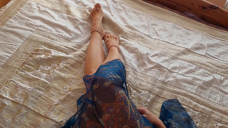 Selena701: Belle gambe mature in posa e pompino facciale