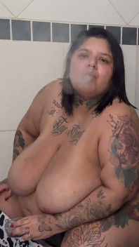 Cewek semok ini lagi asik merokok dan kencing di kamar mandi