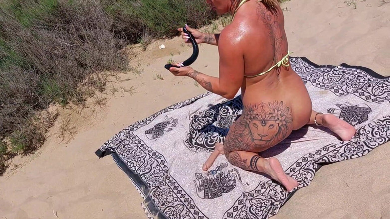 Danaxmuscles: A Good Bitch Fucked on the Beach