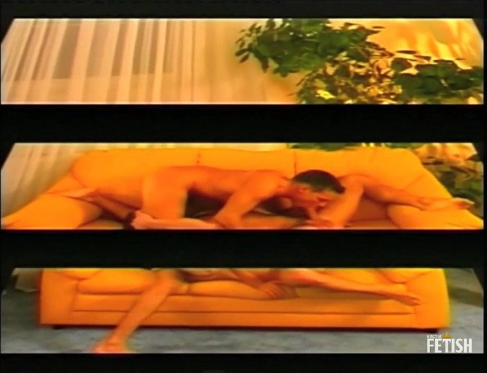 Gay Diaries: Zwei muskulöse schwule ficken ihre Ärsche auf der couch in verschiedenen...