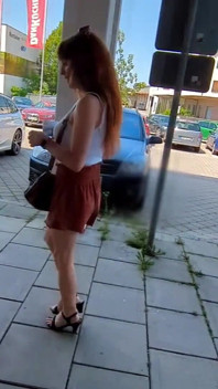 Vibro remoto para polla y culo! Transexual con polla erecta en público