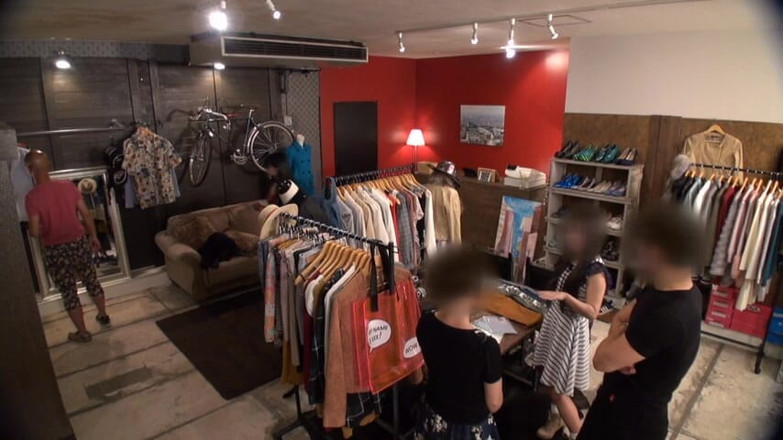 CherryBONBON: Cewek sange ini saling muasin satu sama lain di toko...