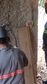 Un Électricien Baise Son Assistante Pendant Le Travail