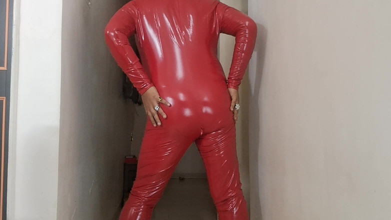 Indiansissychubby: Asthetic lateks red lalka chce zebrać cię zabawić