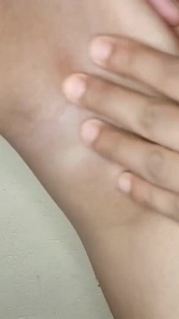 Desi moglie pelosa si rade la figa e le ascelle