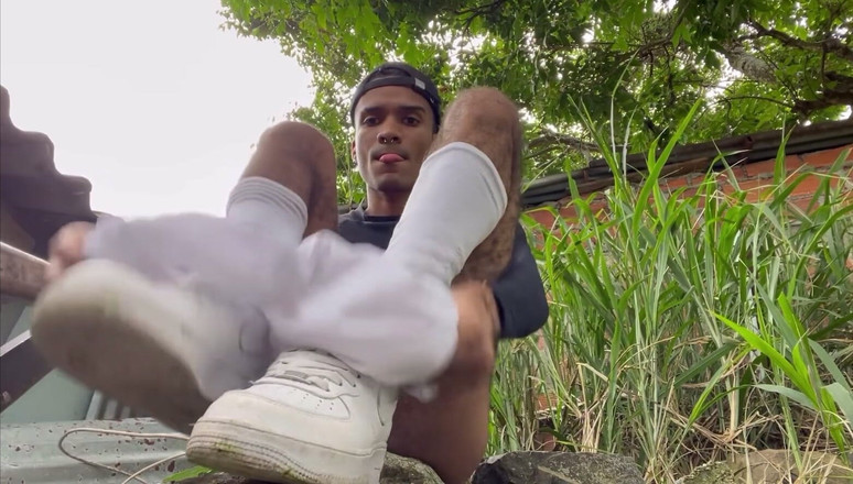 vergar4_daviid: サッカー選手はトレーニングを始め、廃屋の裏でストローが作られる