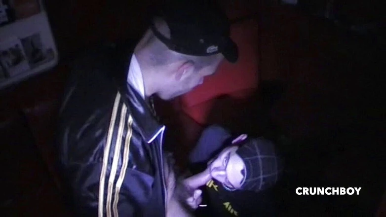 STRAIGHT BOY CURIOUS: Zapatilla y dominación de pies en crucero con badboys